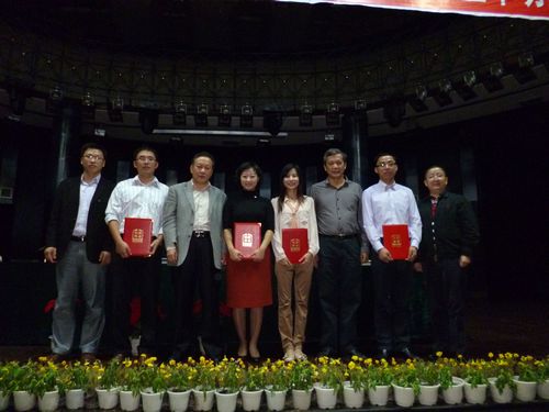 张龙平与教育厅领导合影 张龙平与教育厅领导合影